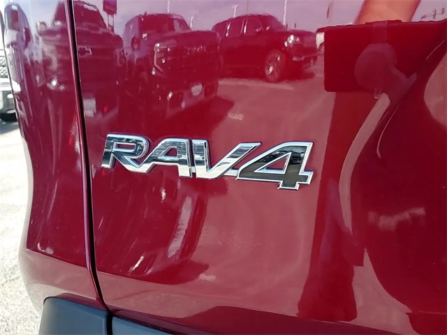2021 Toyota RAV4 XLE photo 4