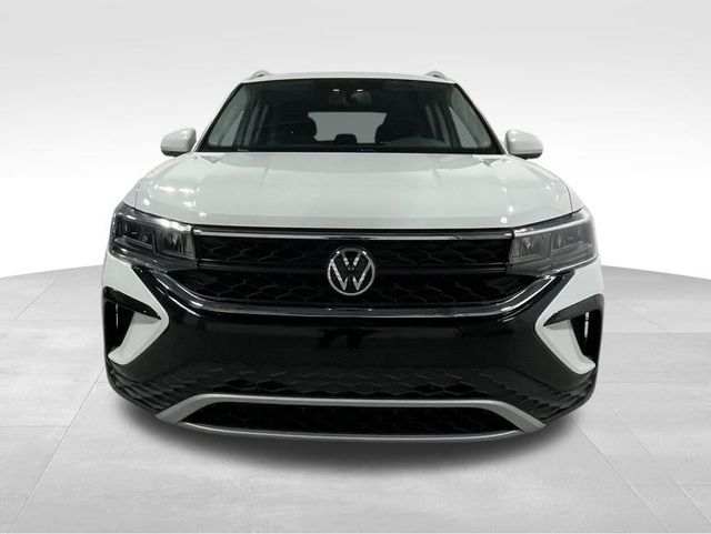 2022 Volkswagen Taos SE photo 2