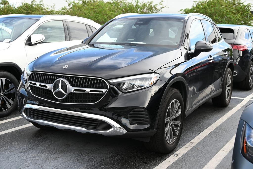 2025 Mercedes Benz GLC 300 photo 2