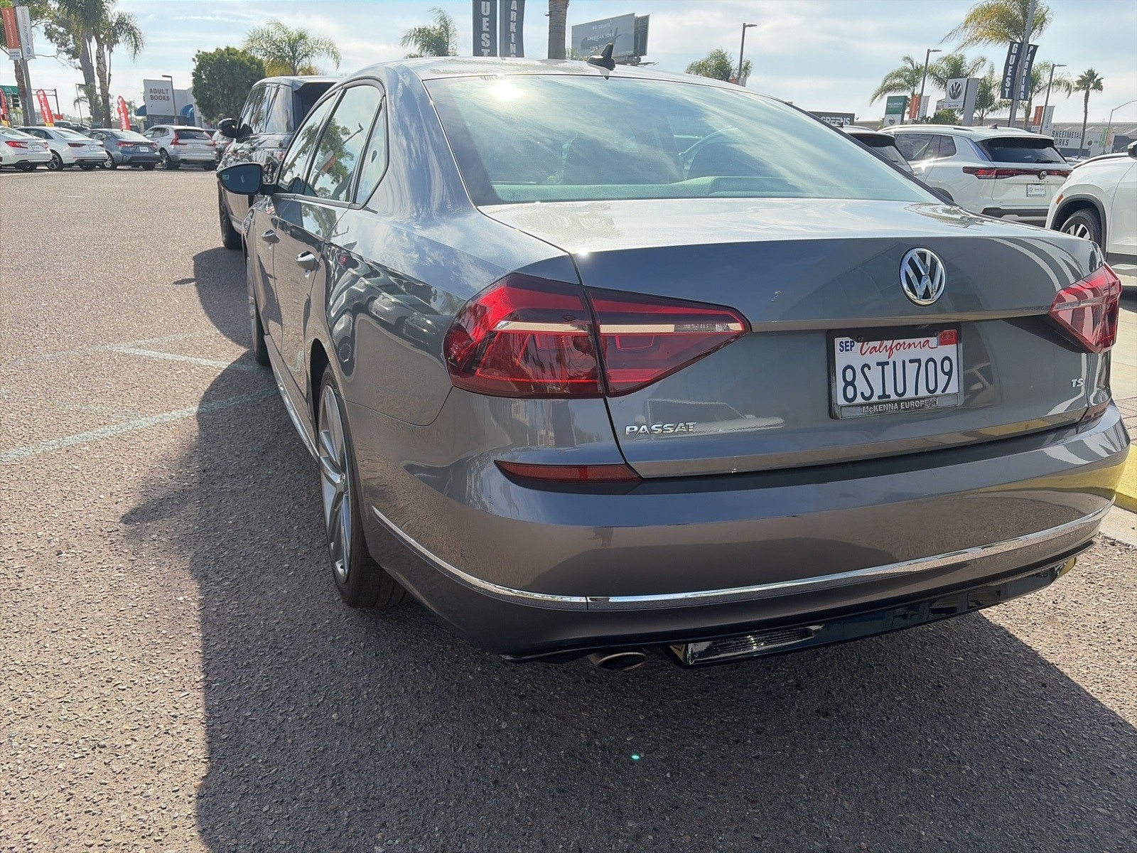 2018 Volkswagen Passat 2.0T R-Line photo 2