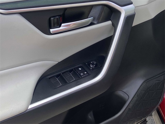 2021 Toyota RAV4 XLE Premium photo 12
