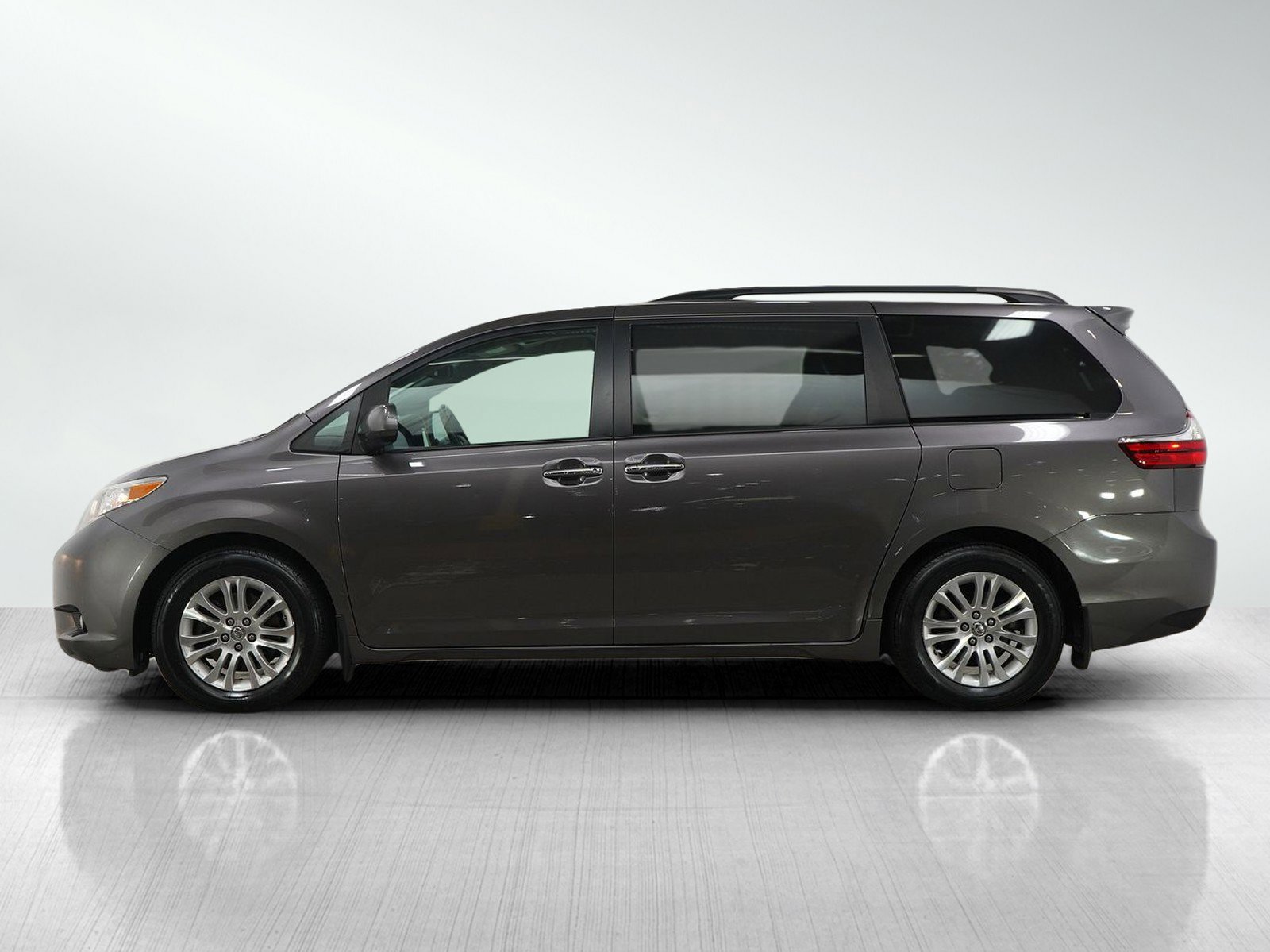 Used 2015 Toyota Sienna XLE with VIN 5TDYK3DCXFS677811 for sale in Minneapolis, Minnesota
