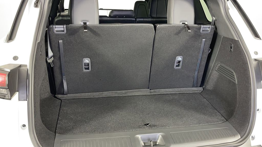 New 2025 White INFINITI LUXE image 35