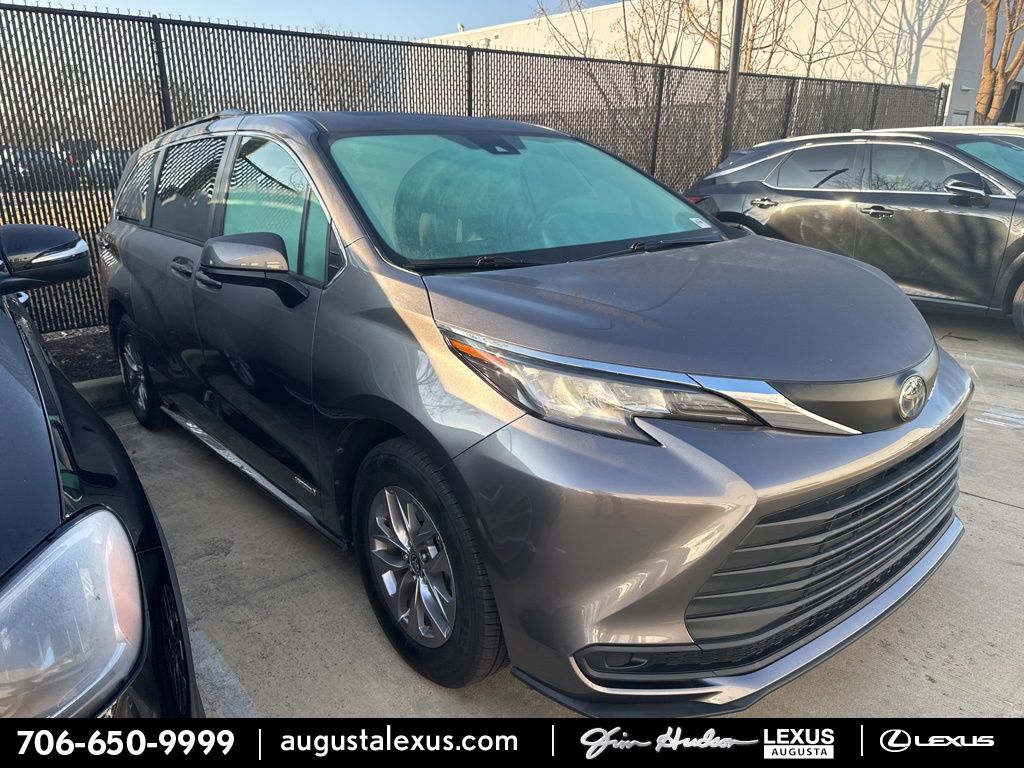 2021 Toyota Sienna LE's photo