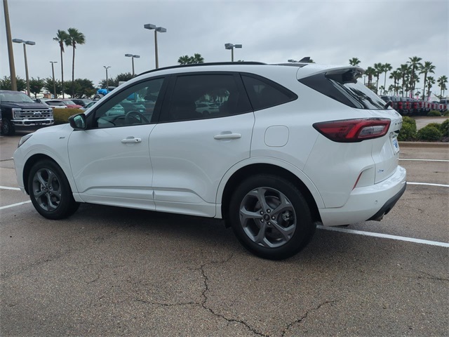 2023 Ford Escape ST-Line photo 2