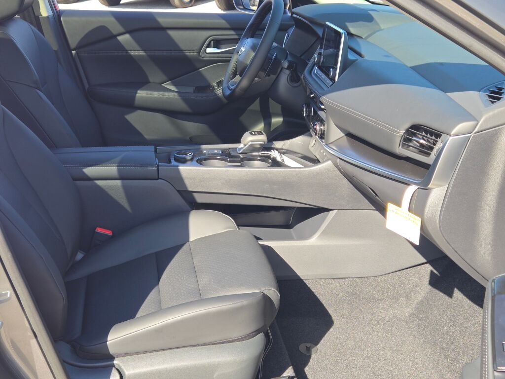2026 Nissan Rogue SV photo 4