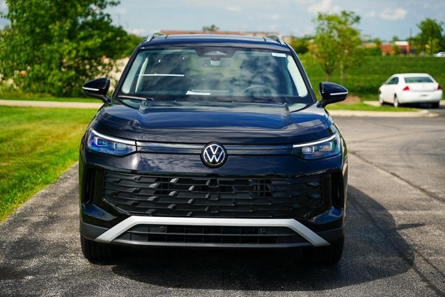 2025 Volkswagen Tiguan SE photo 2