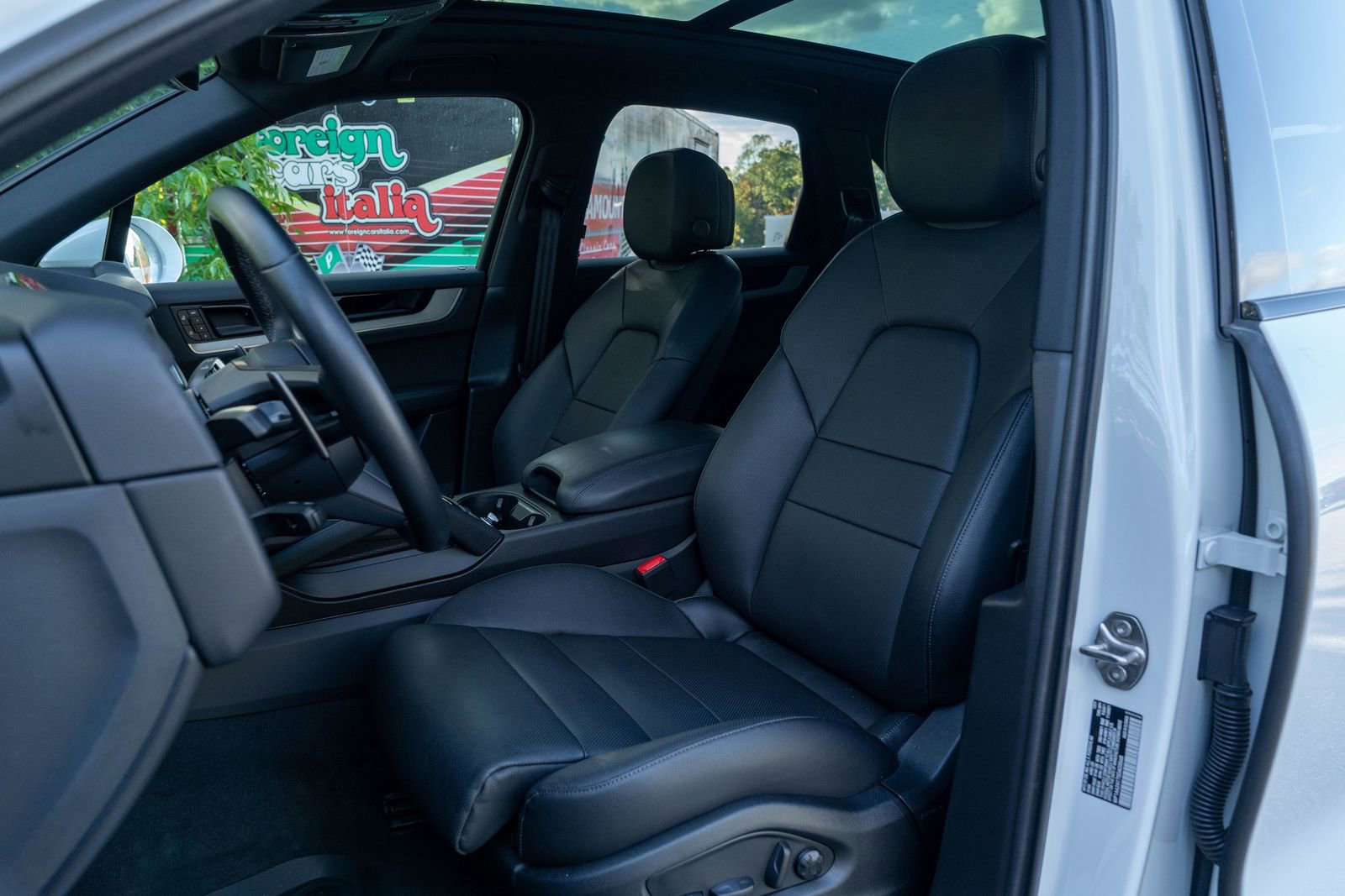 2025 Porsche Cayenne Base photo 4