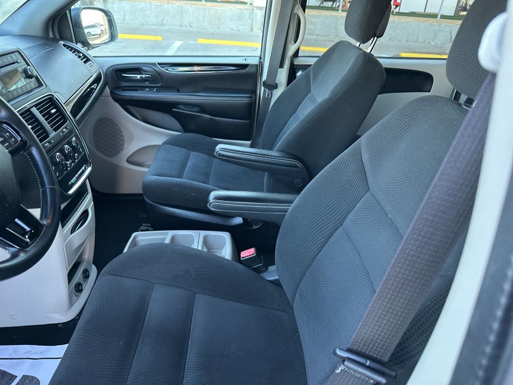 2016 Dodge Grand Caravan SE Plus photo 2
