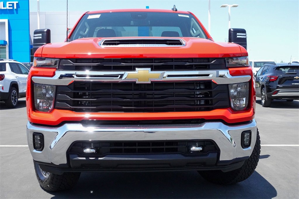 2025 Chevrolet Silverado 3500HD LT photo 3