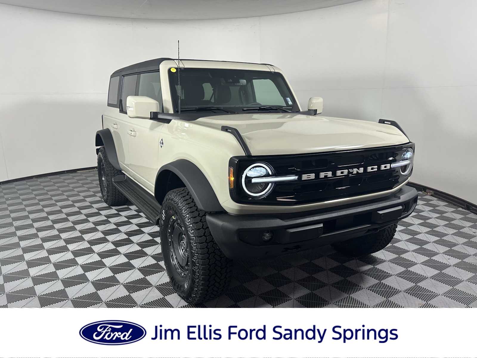 2025 Ford Bronco 4-Door Outer Banks's photo