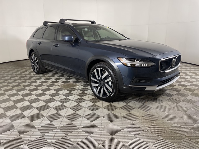 2025 Volvo V90 Cross Country B6 AWD Plus photo 2