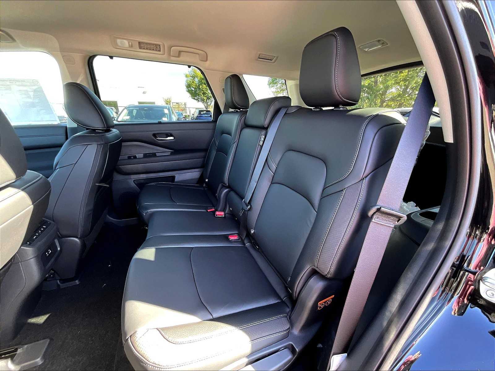 2025 Nissan Pathfinder SL photo 13