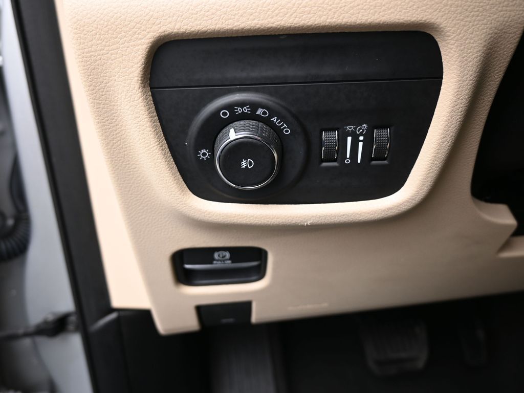 2021 Jeep Grand Cherokee Limited photo 3