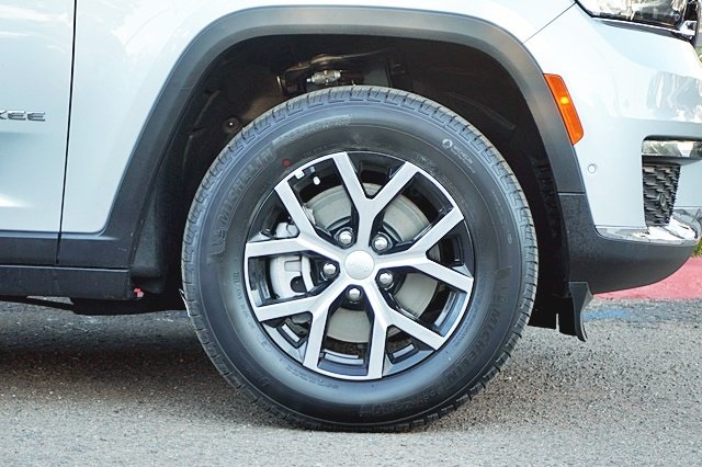 New 2023 Silver Zynith Exterior Paint Jeep Limited image 8