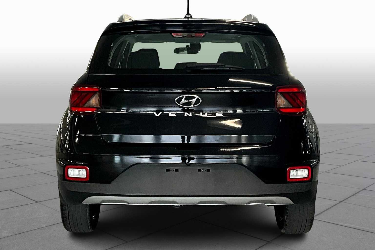 2023 Hyundai Venue SEL photo 4