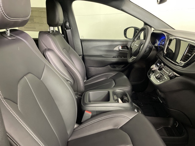 2025 Chrysler Pacifica photo 12