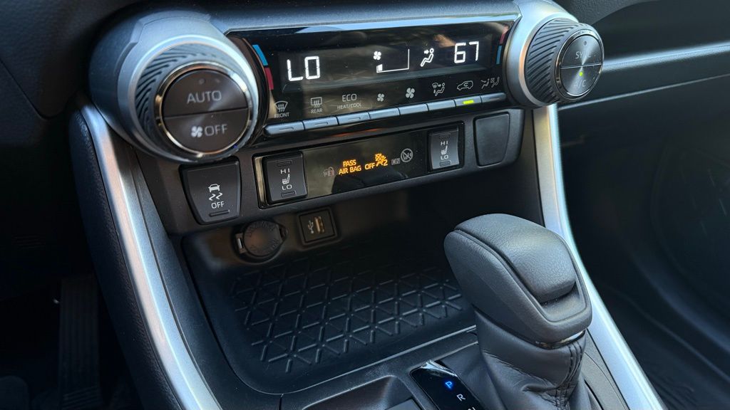 2024 Toyota RAV4 Hybrid XLE photo 27