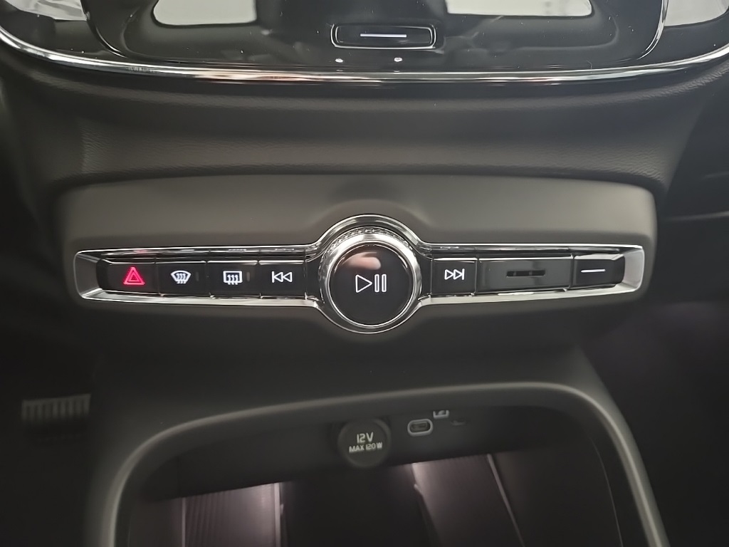 2026 Volvo XC40 Core photo 13