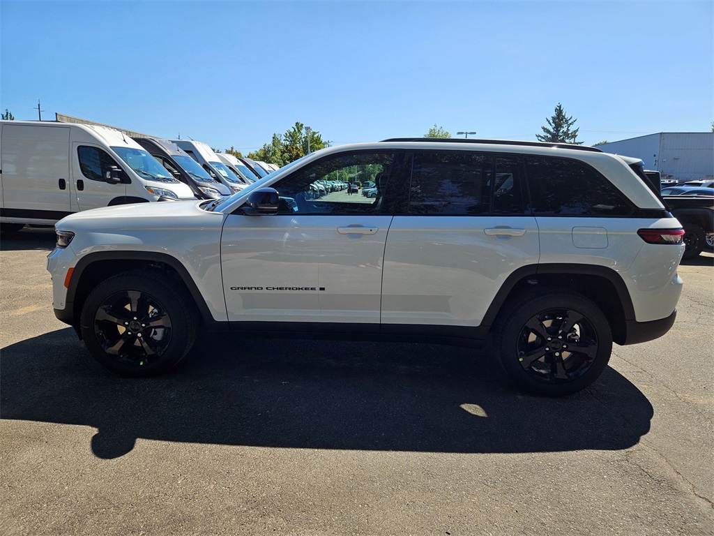 2025 Jeep Grand Cherokee Limited photo 2