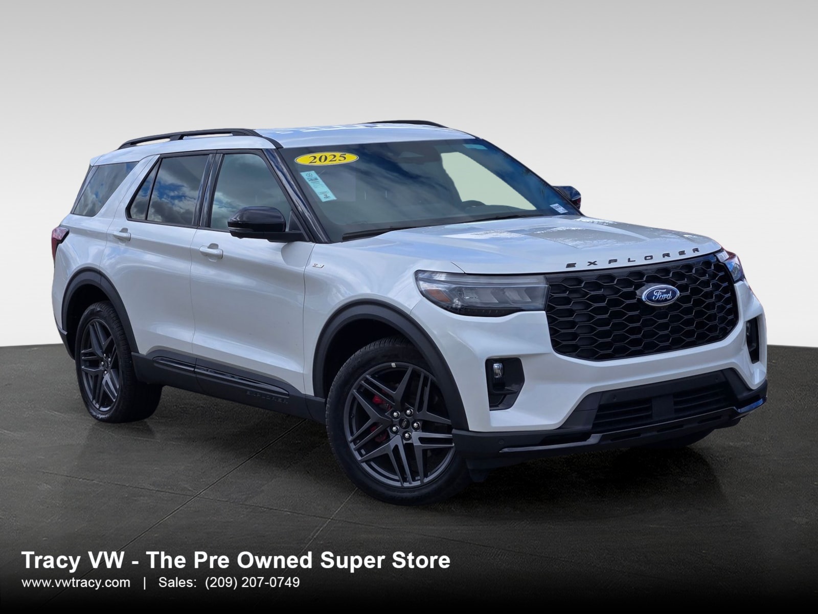 2025 Ford Explorer ST-LINE's photo