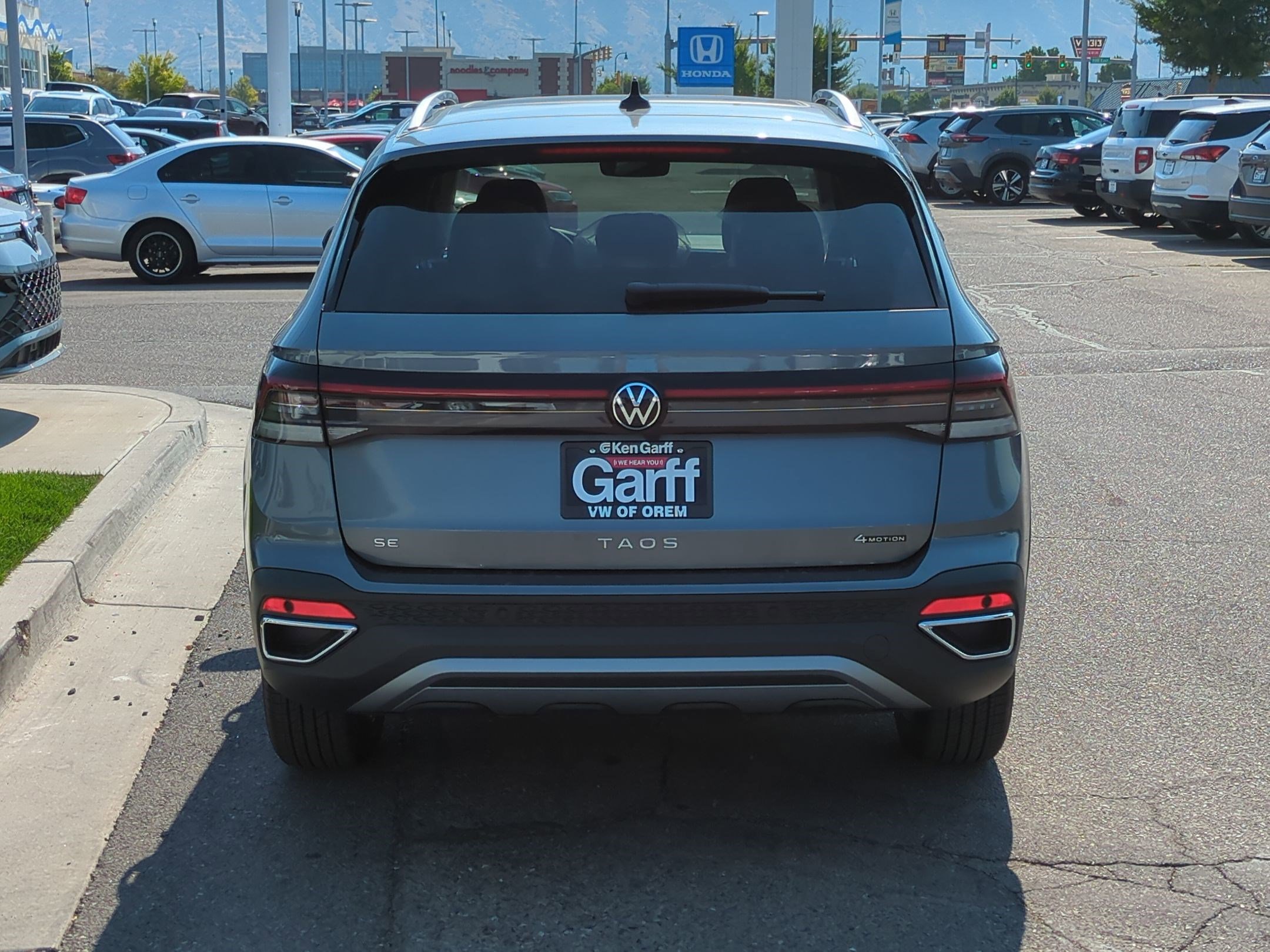 2025 Volkswagen Taos SE photo 4