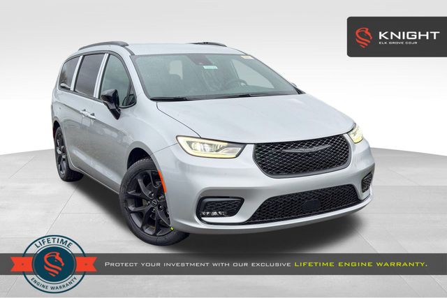 2026 Chrysler Pacifica Select's photo