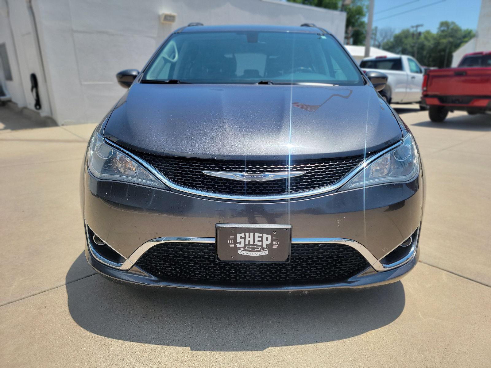 Used 2017 Chrysler Pacifica Touring-L with VIN 2C4RC1BG1HR711836 for sale in Haven, KS