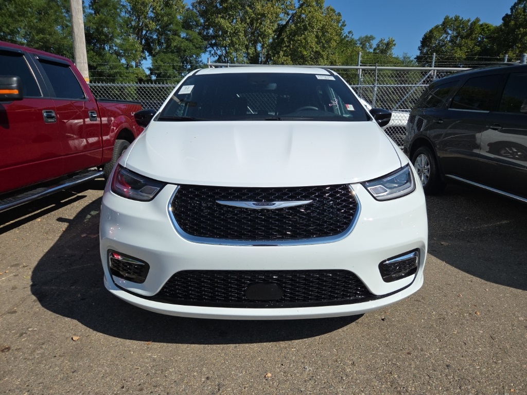 2024 Chrysler Pacifica Touring photo 2