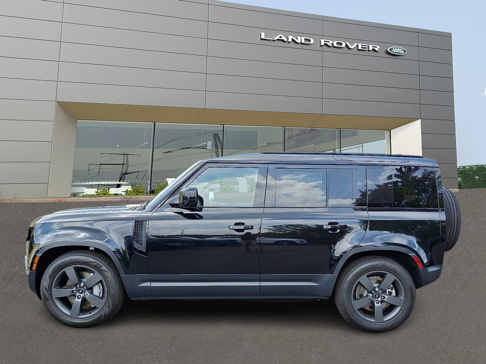 2025 Land Rover Defender S photo 3
