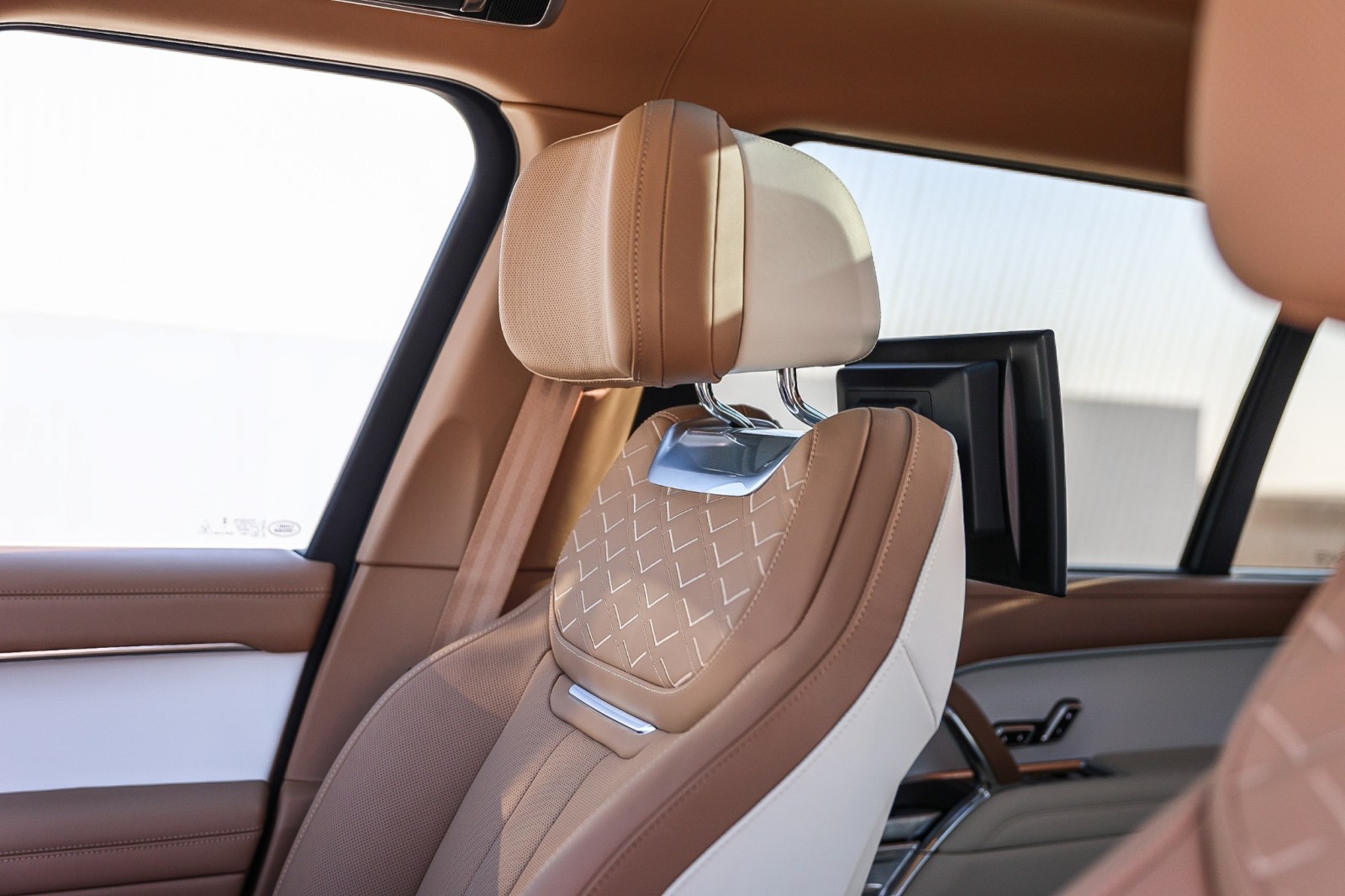 2025 Land Rover Range Rover SV photo 21