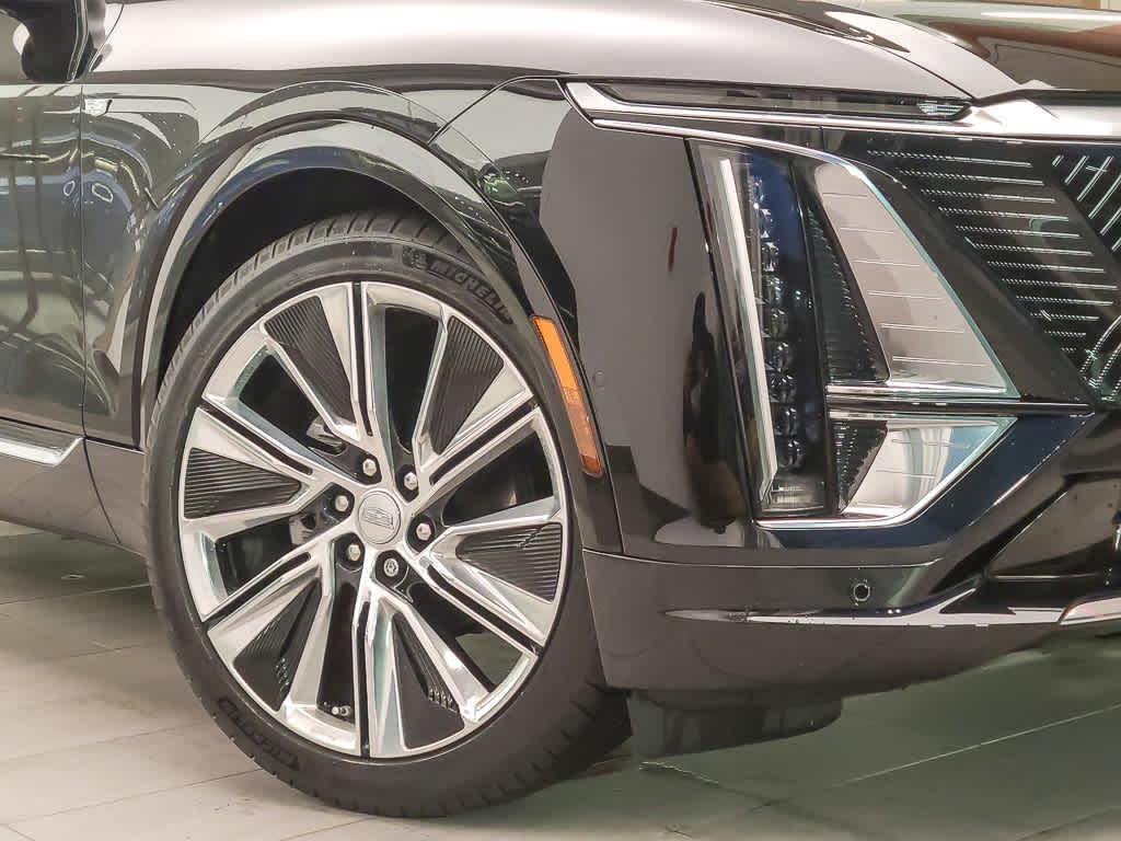 2024 Cadillac Lyriq Luxury photo 2