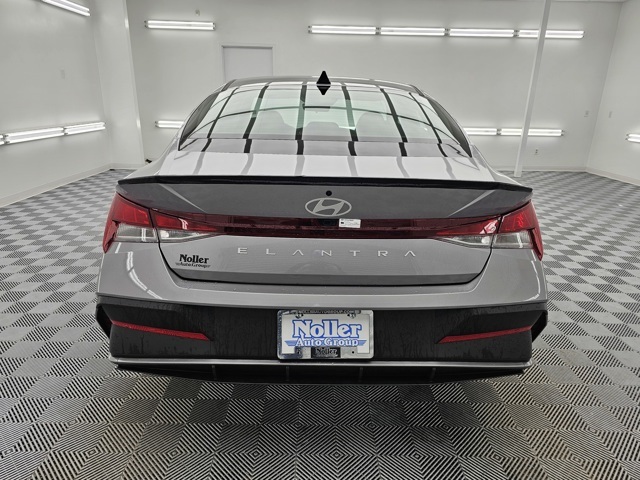 2025 Hyundai Elantra SEL Sport photo 4
