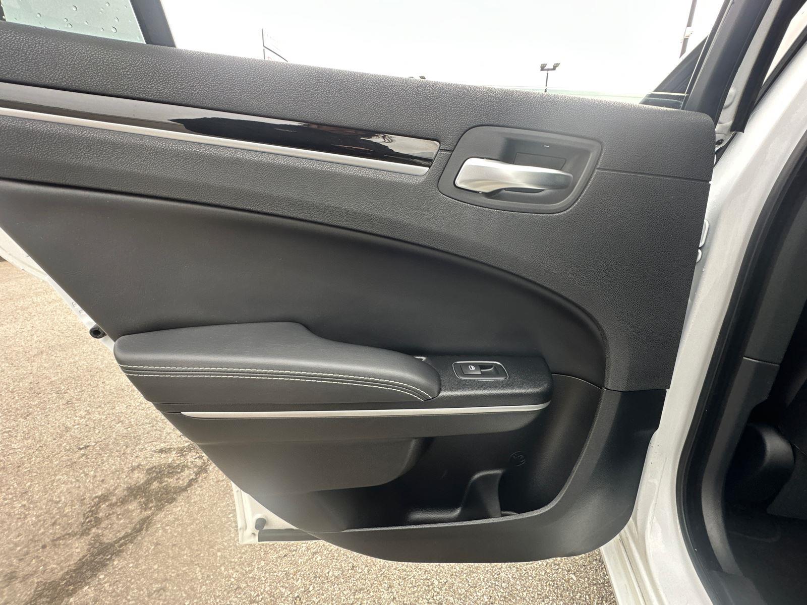 2020 Chrysler 300 photo 20