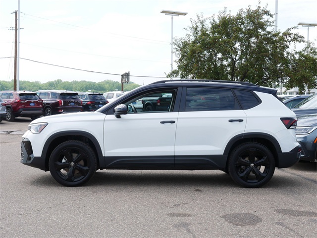 2025 Volkswagen Taos SE photo 3