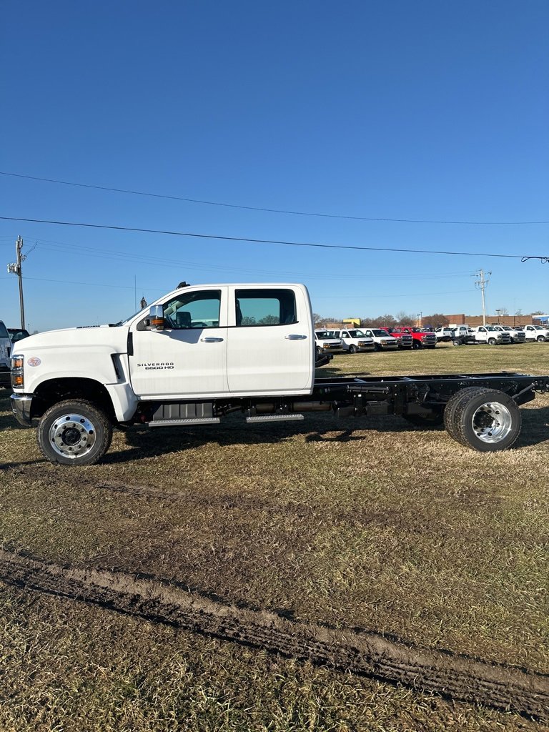 2024 Chevrolet Silverado 6500HD Work Truck photo 3
