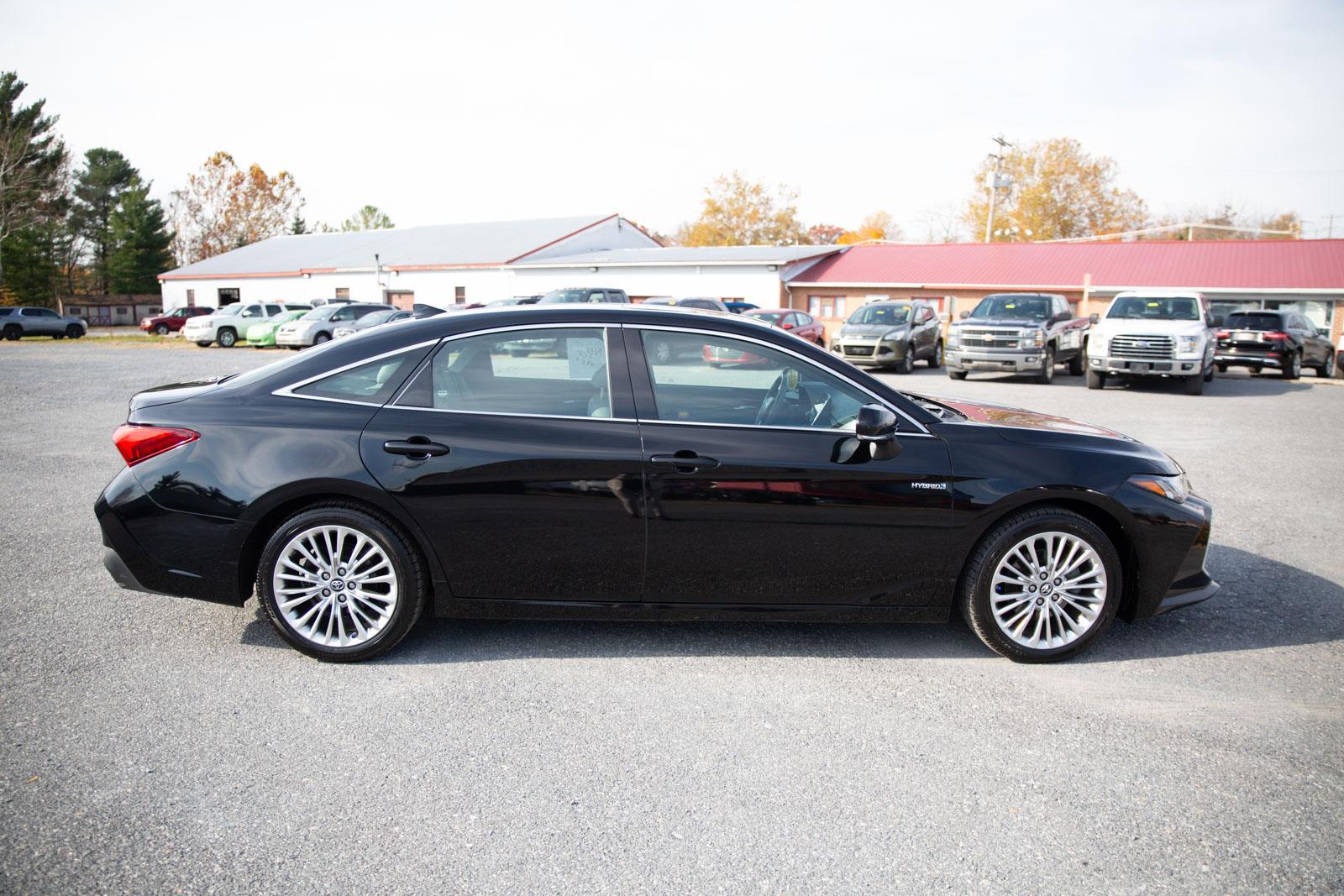 2019 Toyota Avalon Hybrid Limited photo 2