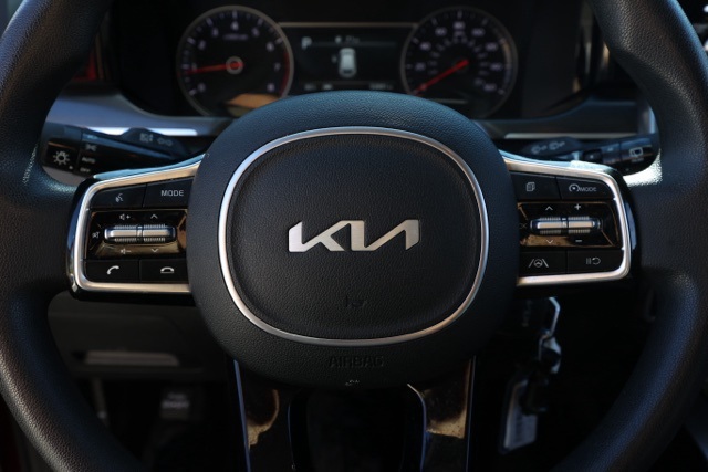 2023 Kia Sorento LX photo 23