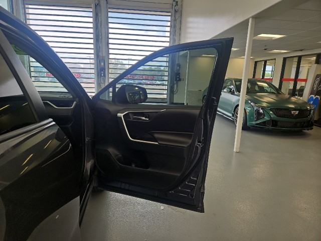 Used 2019 GRAY Toyota XLE image 15