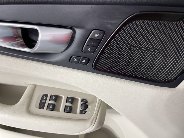 2026 Volvo XC60 Hybrid T8 photo 16