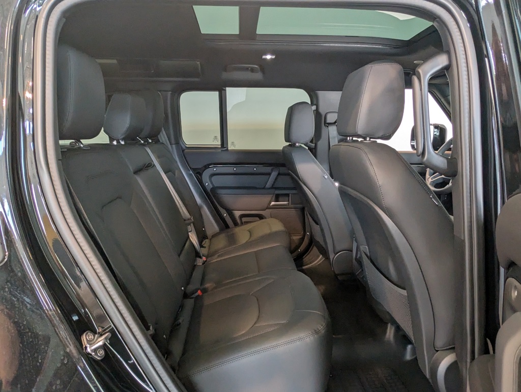2025 Land Rover Defender 110 X-Dynamic SE photo 22
