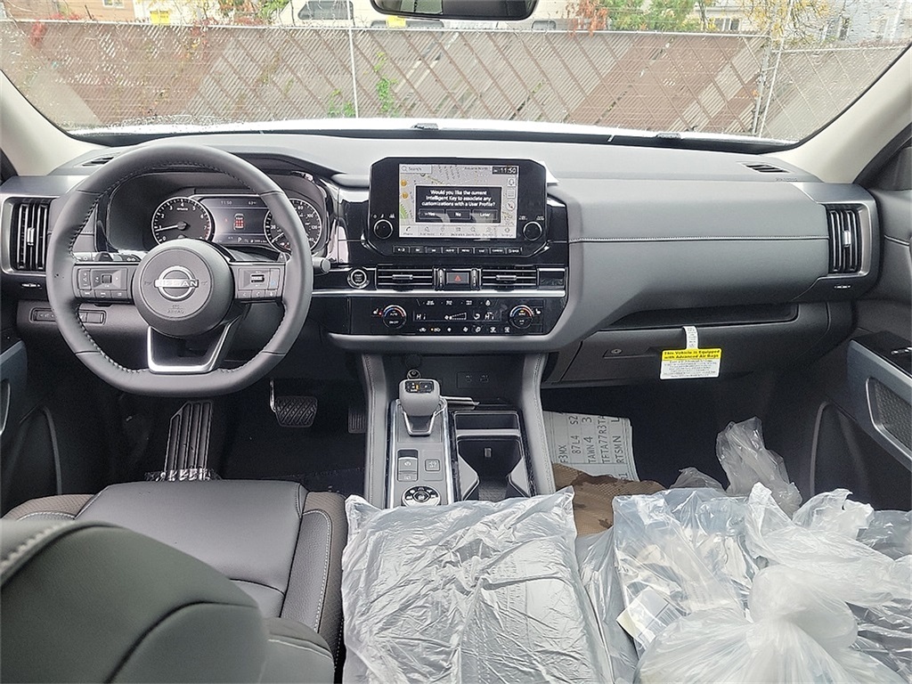 2025 Nissan Pathfinder SL photo 2
