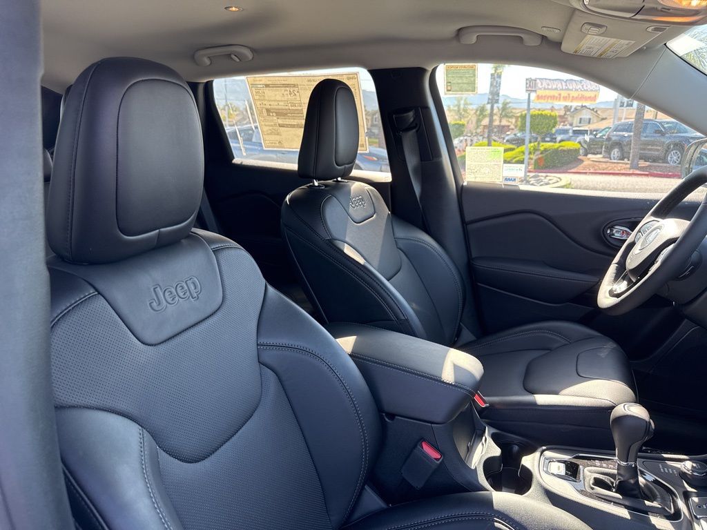 New 2023 Bright White Clear-Coat Exterior Paint Jeep Altitude Lux image 20