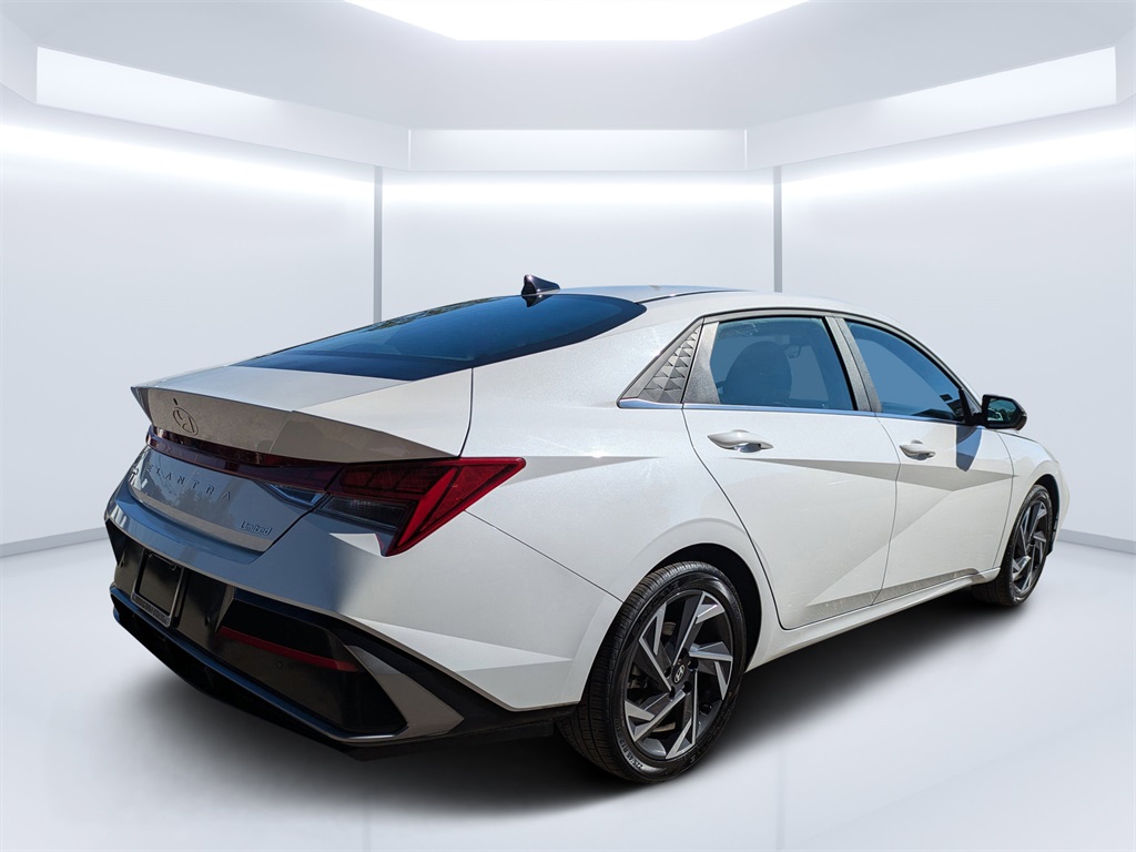 2024 Hyundai Elantra Limited photo 3