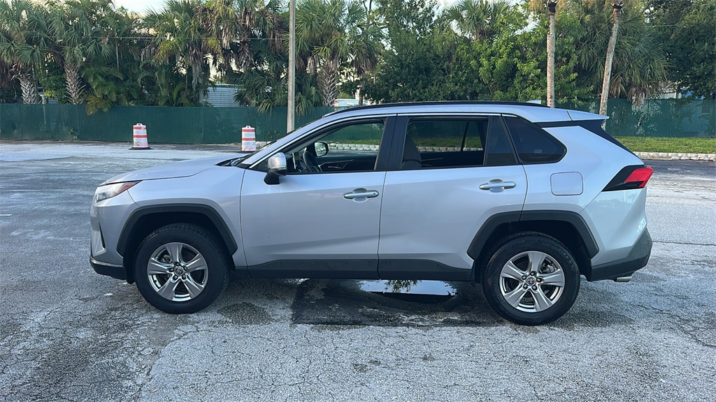 2023 Toyota RAV4 XLE photo 2