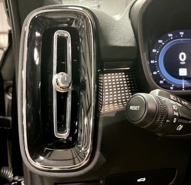 2025 Volvo XC40 Plus photo 17