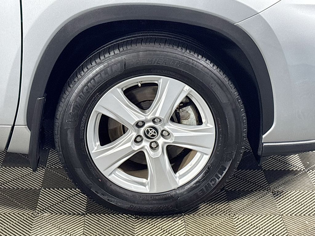 2024 Toyota Highlander LE photo 21
