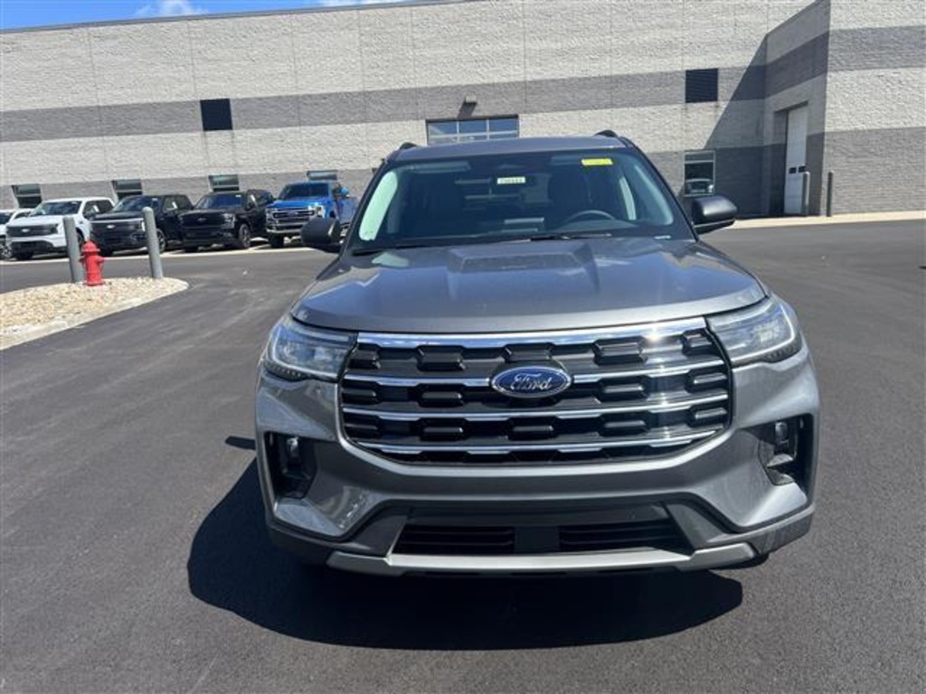 2025 Ford Explorer photo 2