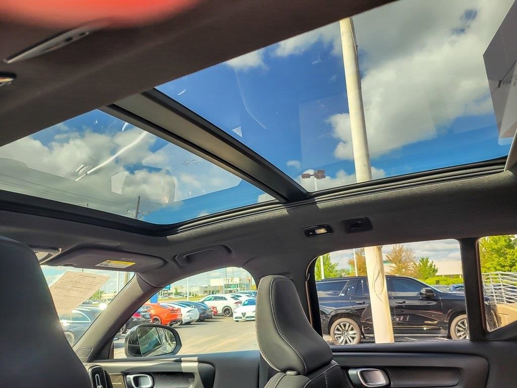 2023 Volvo XC40 Recharge Ultimate AWD photo 10