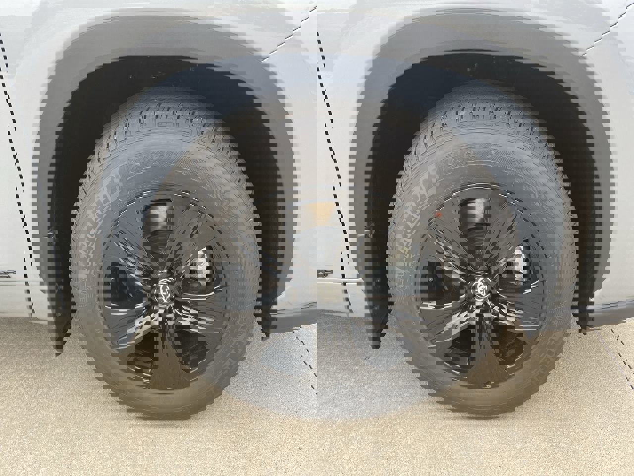 Used 2025 Toyota Highlander XLE Nightshade with VIN 5TDKBRCH7SS685848 for sale in Kansas City